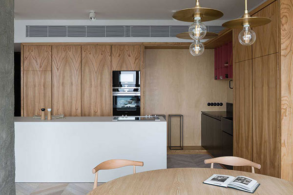 Lựa chọn chất gỗ làm điểm nhấn cho không gian cũng một phần thể hiện phong cách riêng của chủ căn hộ